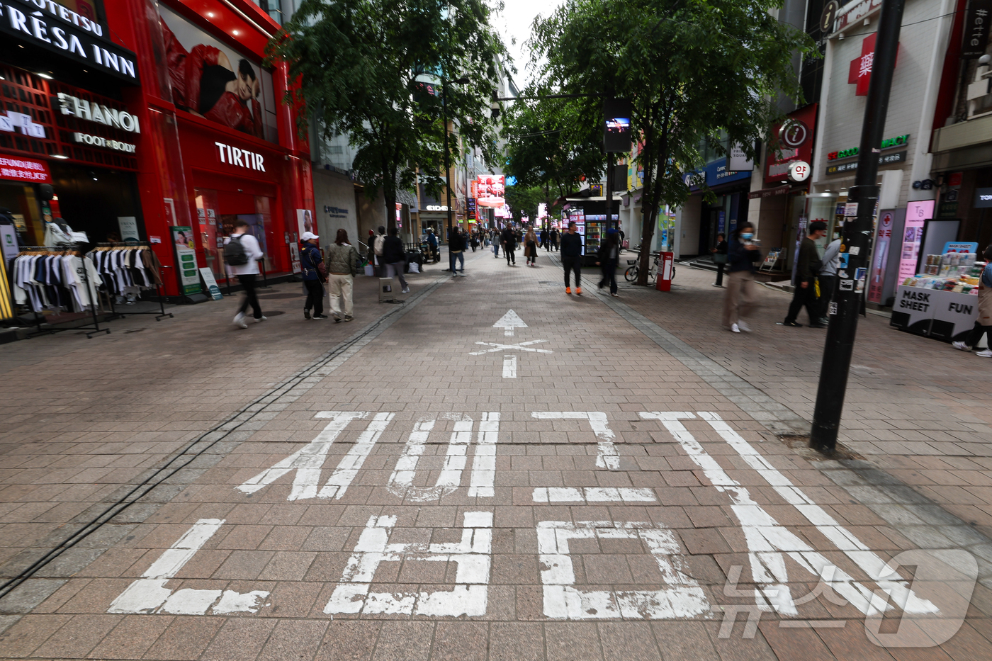 (서울=뉴스1) 이종수 인턴기자 = 28일 서울 중구 명동 일대가 비교적 한산한 모습을 보이고 있다.한국은행이 이날 발표한 4월 기업경기조사에 따르면 경제심리지수(ESI)는 전월보 …