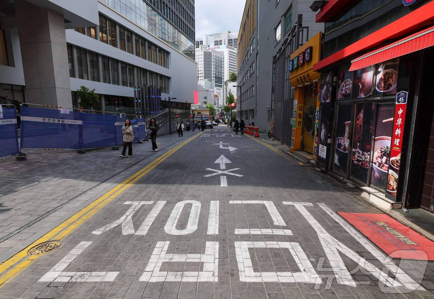 (서울=뉴스1) 이종수 인턴기자 = 28일 서울 중구 명동 일대가 비교적 한산한 모습을 보이고 있다.한국은행이 이날 발표한 4월 기업경기조사에 따르면 경제심리지수(ESI)는 전월보 …