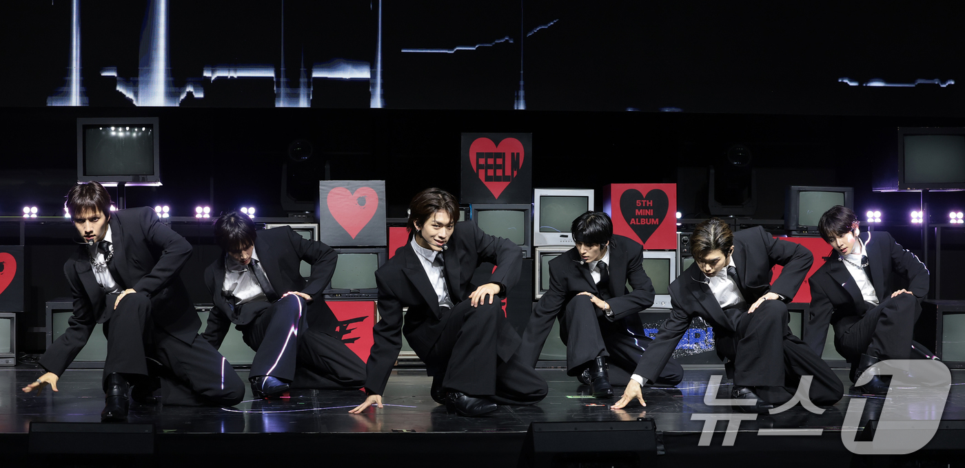 (서울=뉴스1) 권현진 기자 = 그룹 82메이저(82MAJOR)이 28일 서울 서대문구 예스24 원더로크홀에서 가진 미니 5집 'FEELM'(필름) 발매 쇼케이스에서 타이틀곡 'S …