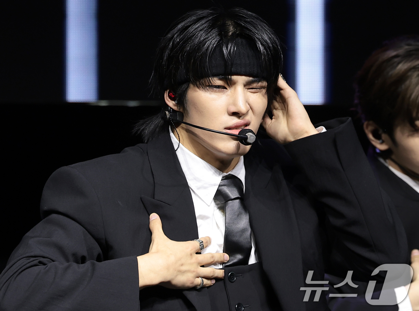 (서울=뉴스1) 권현진 기자 = 그룹 82메이저(82MAJOR)의 윤예찬이 28일 서울 서대문구 예스24 원더로크홀에서 가진 미니 5집 'FEELM'(필름) 발매 쇼케이스에서 타이 …