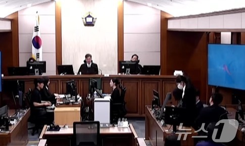 (서울=뉴스1) = 김건희 여사가 28일 오후 서울 서초구 서울고등법원에서 열린 자본시장과 금융투자업에 관한 법률 위반, 정치자금법 위반, 특정범죄 가중처벌 등에 관한 법률 위반 …