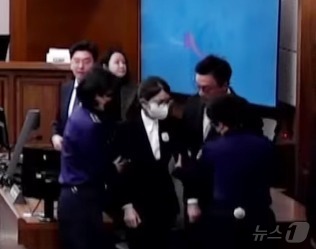 (서울=뉴스1) = 김건희 여사가 28일 오후 서울 서초구 서울고등법원에서 열린 자본시장과 금융투자업에 관한 법률 위반, 정치자금법 위반, 특정범죄 가중처벌 등에 관한 법률 위반 …