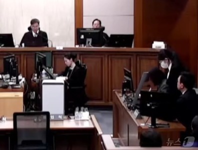 (서울=뉴스1) = 김건희 여사가 28일 오후 서울 서초구 서울고등법원에서 열린 자본시장과 금융투자업에 관한 법률 위반, 정치자금법 위반, 특정범죄 가중처벌 등에 관한 법률 위반 …