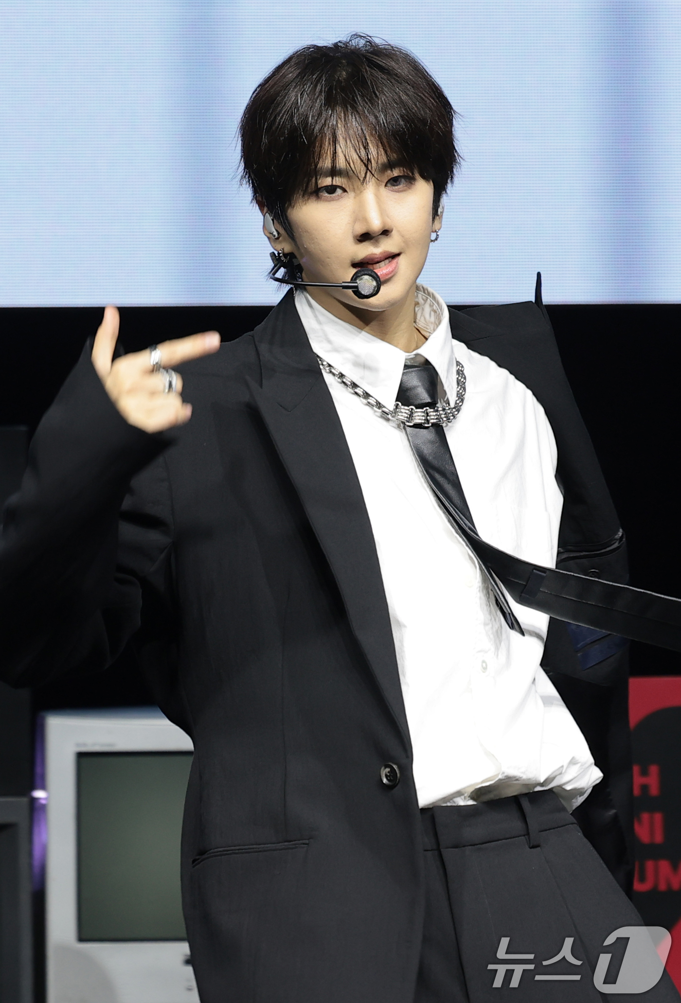 (서울=뉴스1) 권현진 기자 = 그룹 82메이저(82MAJOR)의 남성모가 28일 서울 서대문구 예스24 원더로크홀에서 가진 미니 5집 'FEELM'(필름) 발매 쇼케이스에서 타이 …