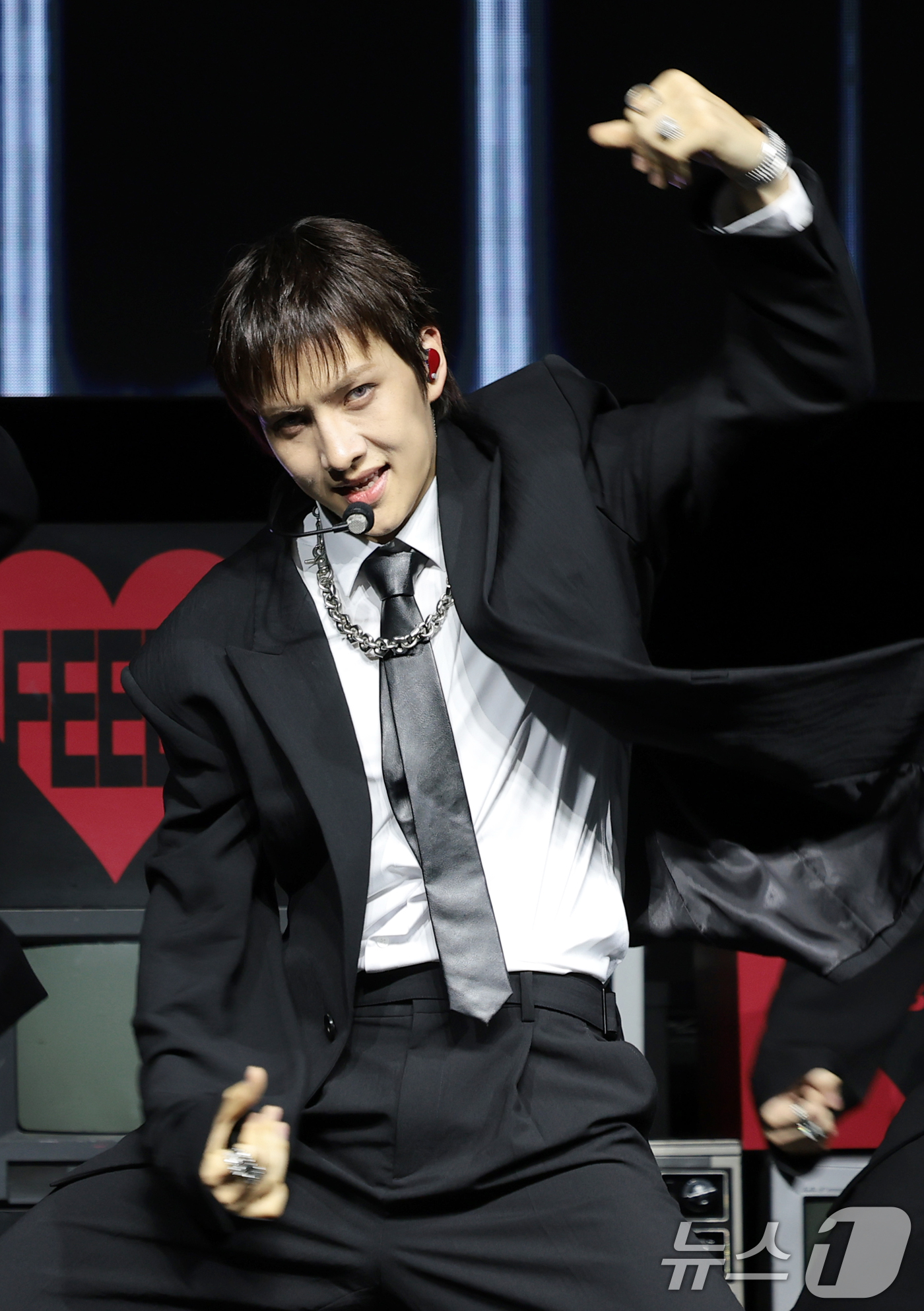 (서울=뉴스1) 권현진 기자 = 그룹 82메이저(82MAJOR)의 조성일이 28일 서울 서대문구 예스24 원더로크홀에서 가진 미니 5집 'FEELM'(필름) 발매 쇼케이스에서 타이 …