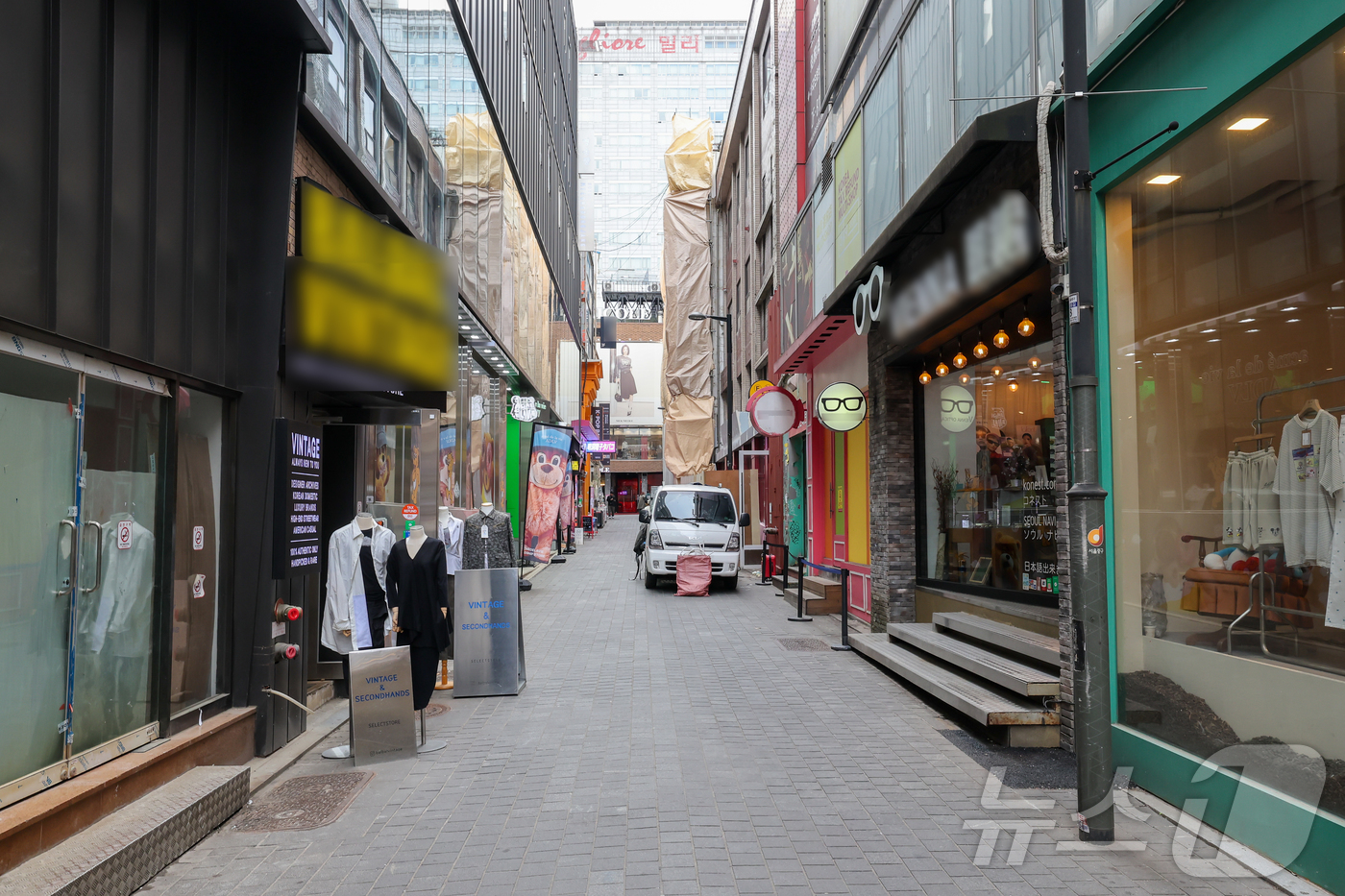 (서울=뉴스1) 이종수 인턴기자 = 28일 서울 중구 명동 일대가 비교적 한산한 모습을 보이고 있다.한국은행이 이날 발표한 4월 기업경기조사에 따르면 경제심리지수(ESI)는 전월보 …