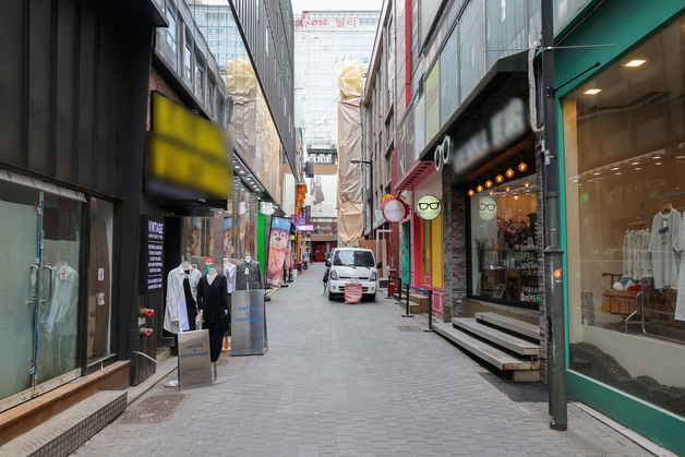 경제심리지수 하락, 상권 위축 속 한산한 명동