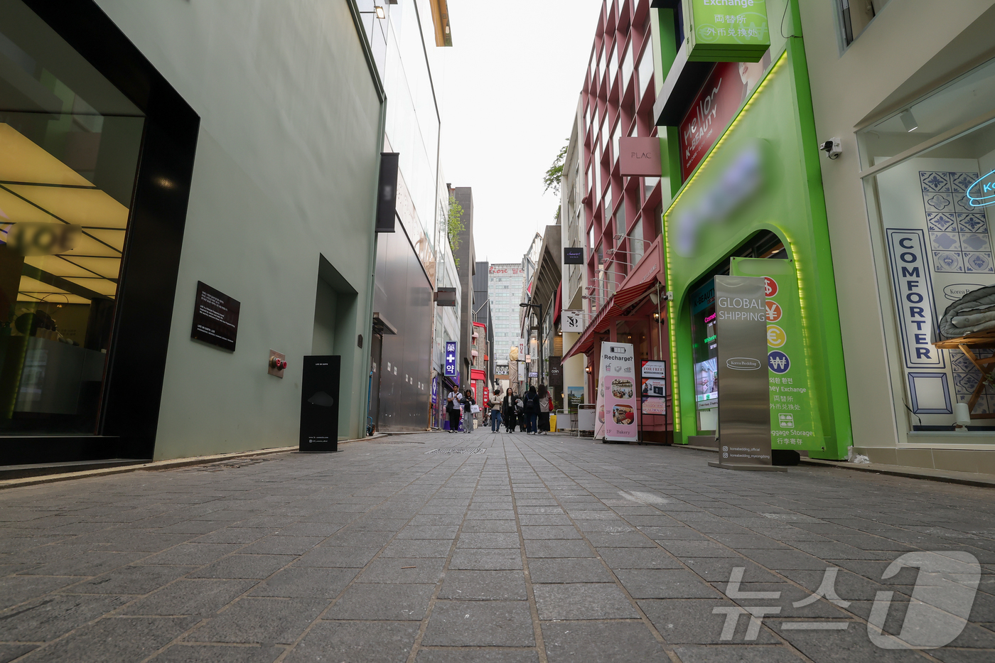 (서울=뉴스1) 이종수 인턴기자 = 28일 서울 중구 명동 일대가 비교적 한산한 모습을 보이고 있다.한국은행이 이날 발표한 4월 기업경기조사에 따르면 경제심리지수(ESI)는 전월보 …