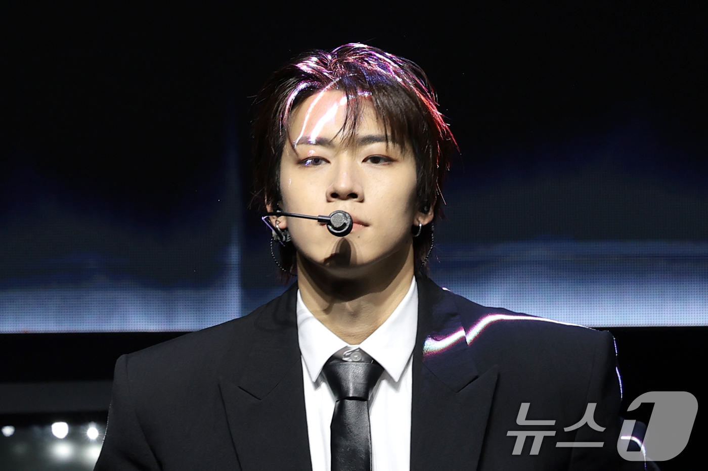 (서울=뉴스1) 권현진 기자 = 그룹 82메이저(82MAJOR)의 박석준이 28일 서울 서대문구 예스24 원더로크홀에서 가진 미니 5집 'FEELM'(필름) 발매 쇼케이스에서 타이 …