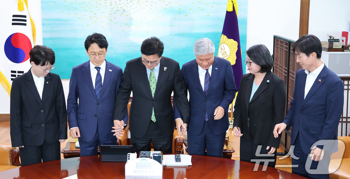 (서울=뉴스1) 신웅수 기자 = 우원식 국회의장이 28일 서울 여의도 국회에서 열린 초당적 개헌 추진을 위한 제정당 제3차 연석회의에서 참석자들과 기념 촬영을 하고 있다. 2026 …