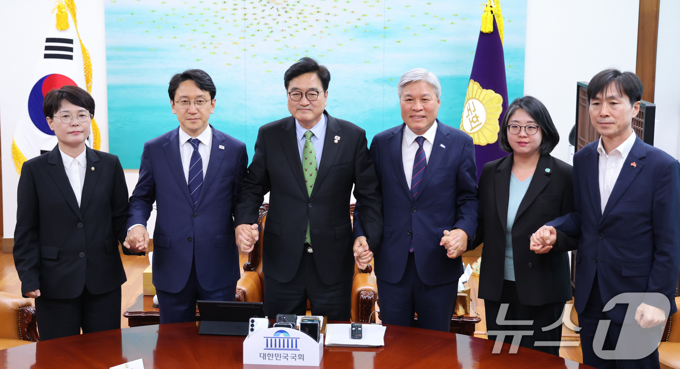 (서울=뉴스1) 신웅수 기자 = 우원식 국회의장이 28일 서울 여의도 국회에서 열린 초당적 개헌 추진을 위한 제정당 제3차 연석회의에서 참석자들과 기념 촬영을 하고 있다. 2026 …