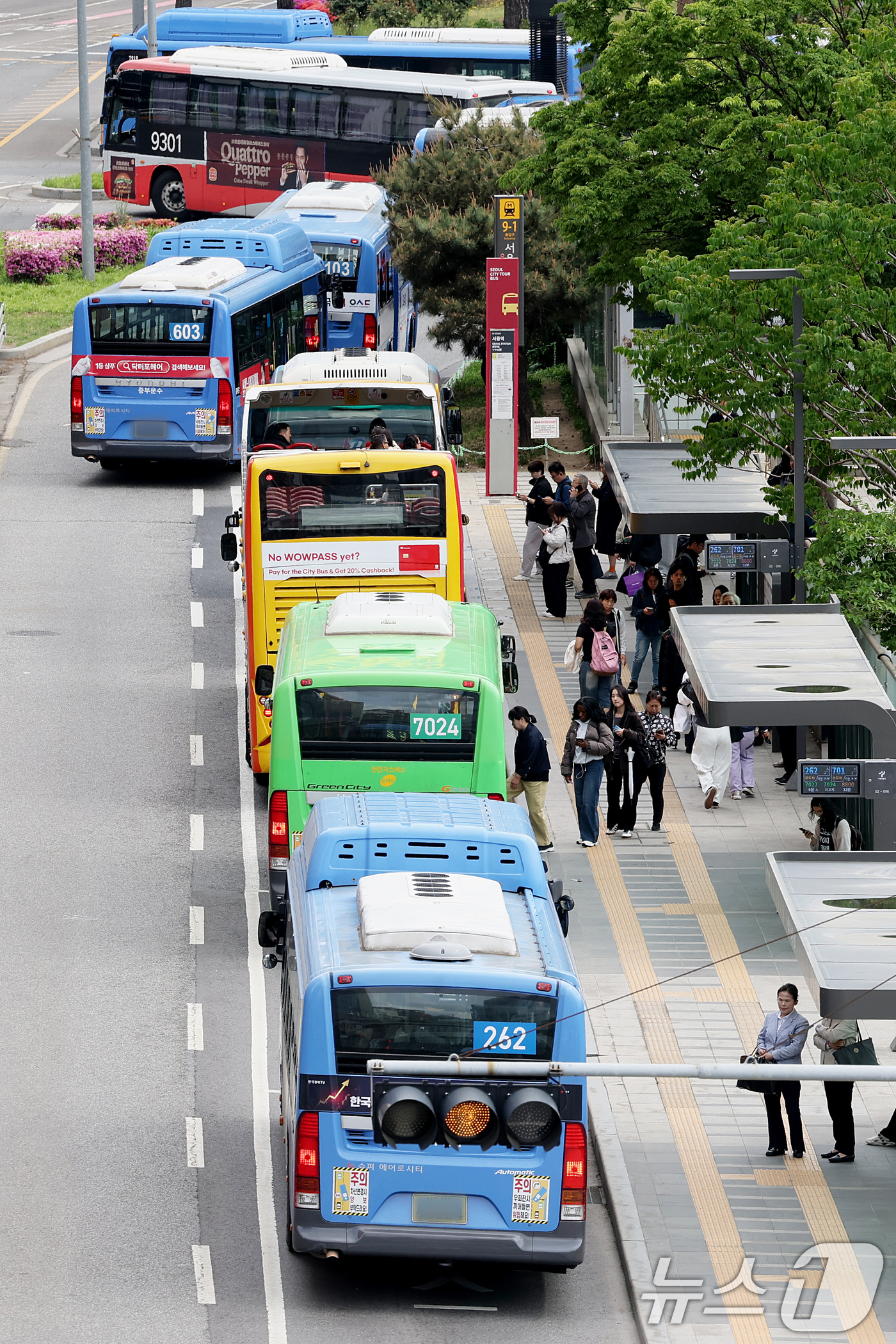 (서울=뉴스1) 조연우 인턴기자 = 28일 오후 서울 중구 서울역 버스환승센터에서 시민들이 버스를 이용하고 있다. 국토교통부는 이날 중동발 고유가 여파로 심화된 출퇴근 혼잡 완화를 …