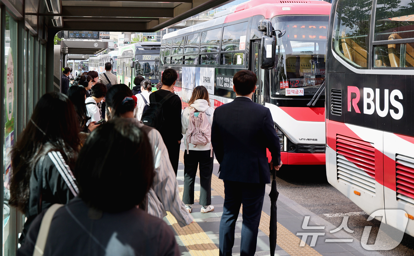(서울=뉴스1) 조연우 인턴기자 = 28일 오후 서울 중구 서울역 버스환승센터에서 시민들이 버스를 이용하고 있다. 국토교통부는 이날 중동발 고유가 여파로 심화된 출퇴근 혼잡 완화를 …