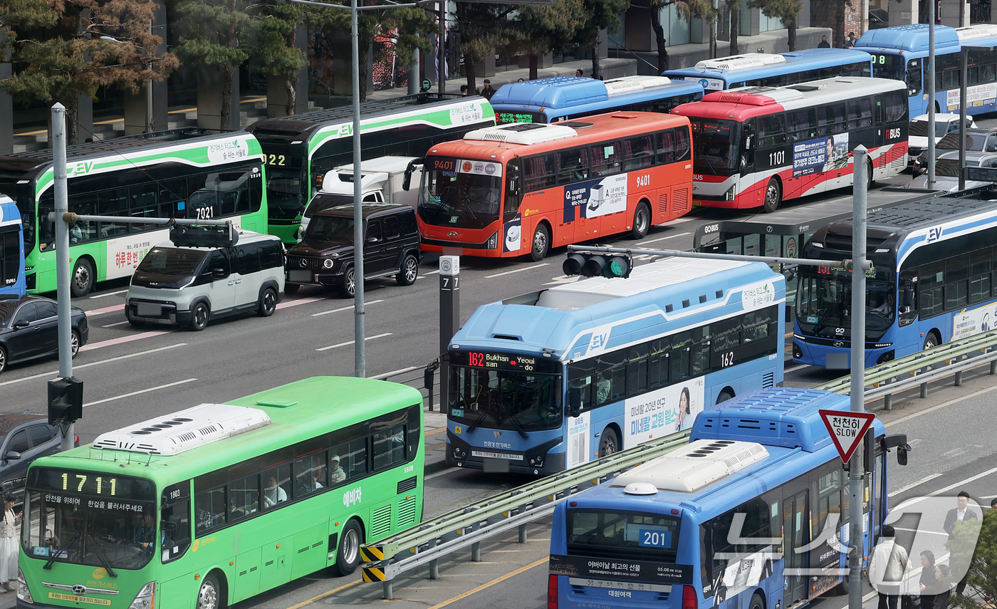 (서울=뉴스1) 조연우 인턴기자 = 28일 오후 서울 중구 서울역 버스환승센터에서 시민들이 버스를 이용하고 있다. 국토교통부는 이날 중동발 고유가 여파로 심화된 출퇴근 혼잡 완화를 …