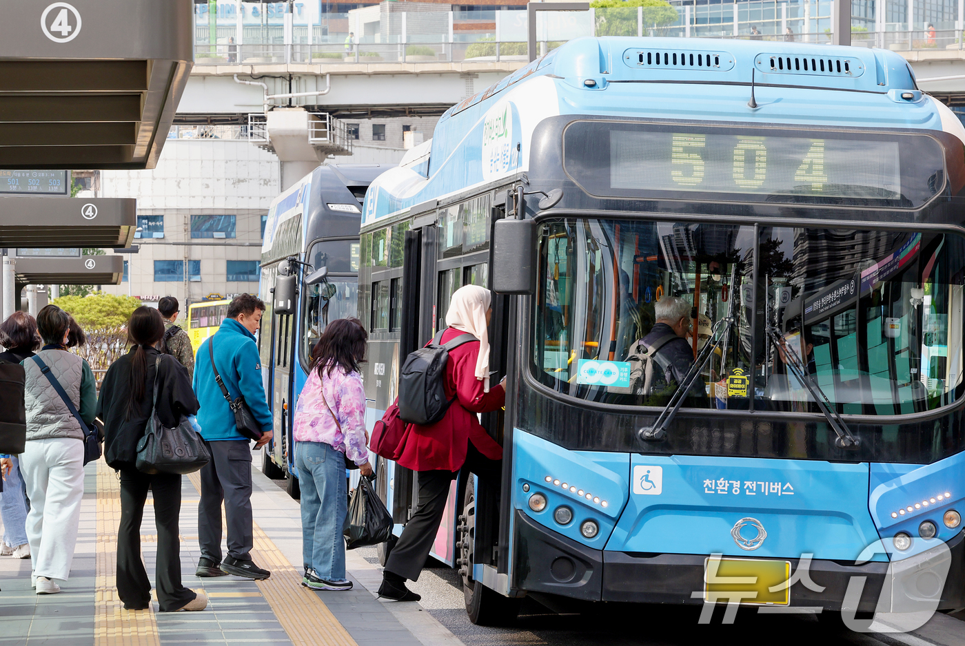 (서울=뉴스1) 조연우 인턴기자 = 28일 오후 서울 중구 서울역 버스환승센터에서 시민들이 버스를 이용하고 있다. 국토교통부는 이날 중동발 고유가 여파로 심화된 출퇴근 혼잡 완화를 …