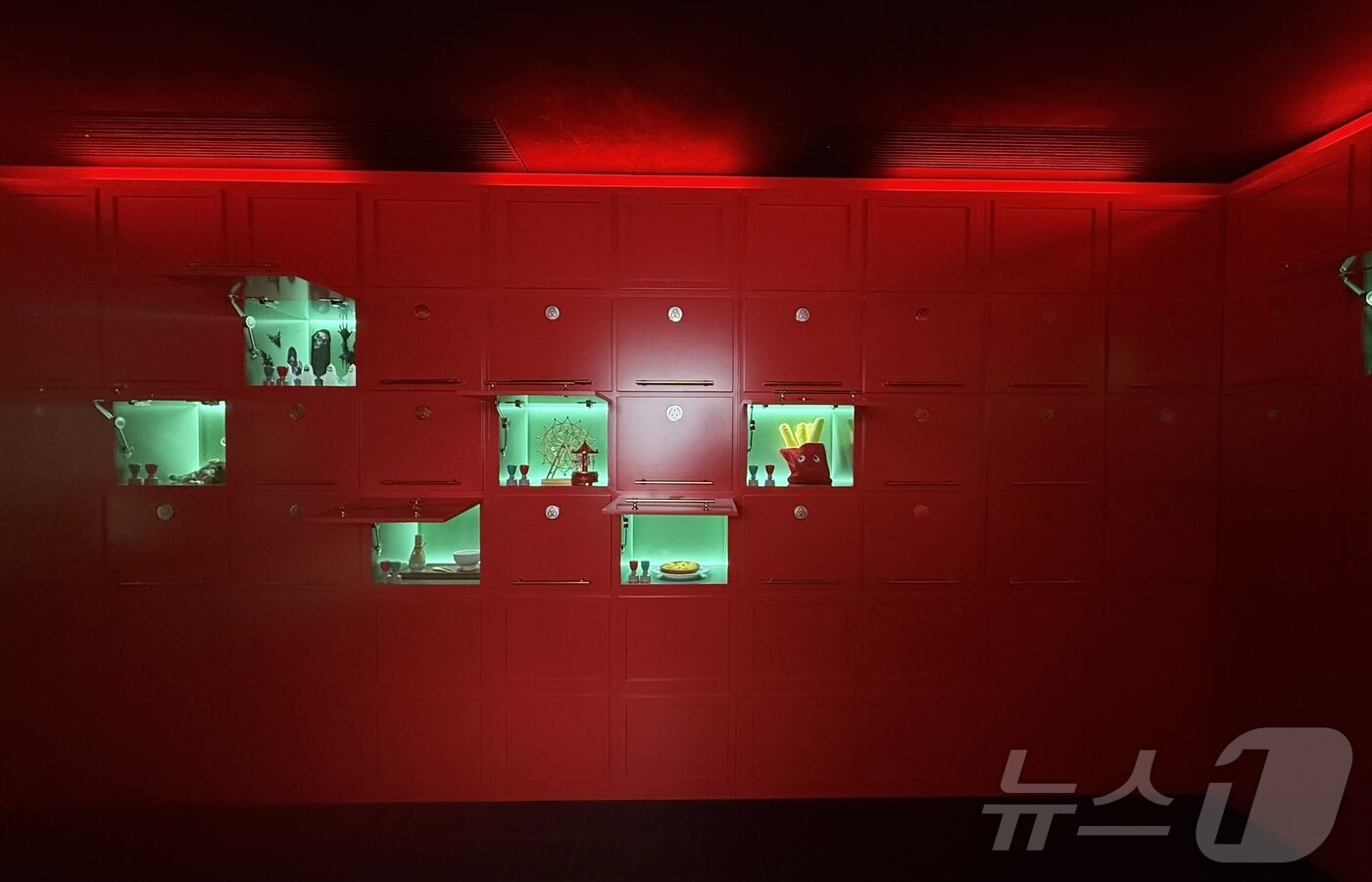 본문 이미지 - 멤버들의  다양한 취향의 물건으로 채워진 우편함ⓒ 뉴스1 윤슬빈 관광전문기자