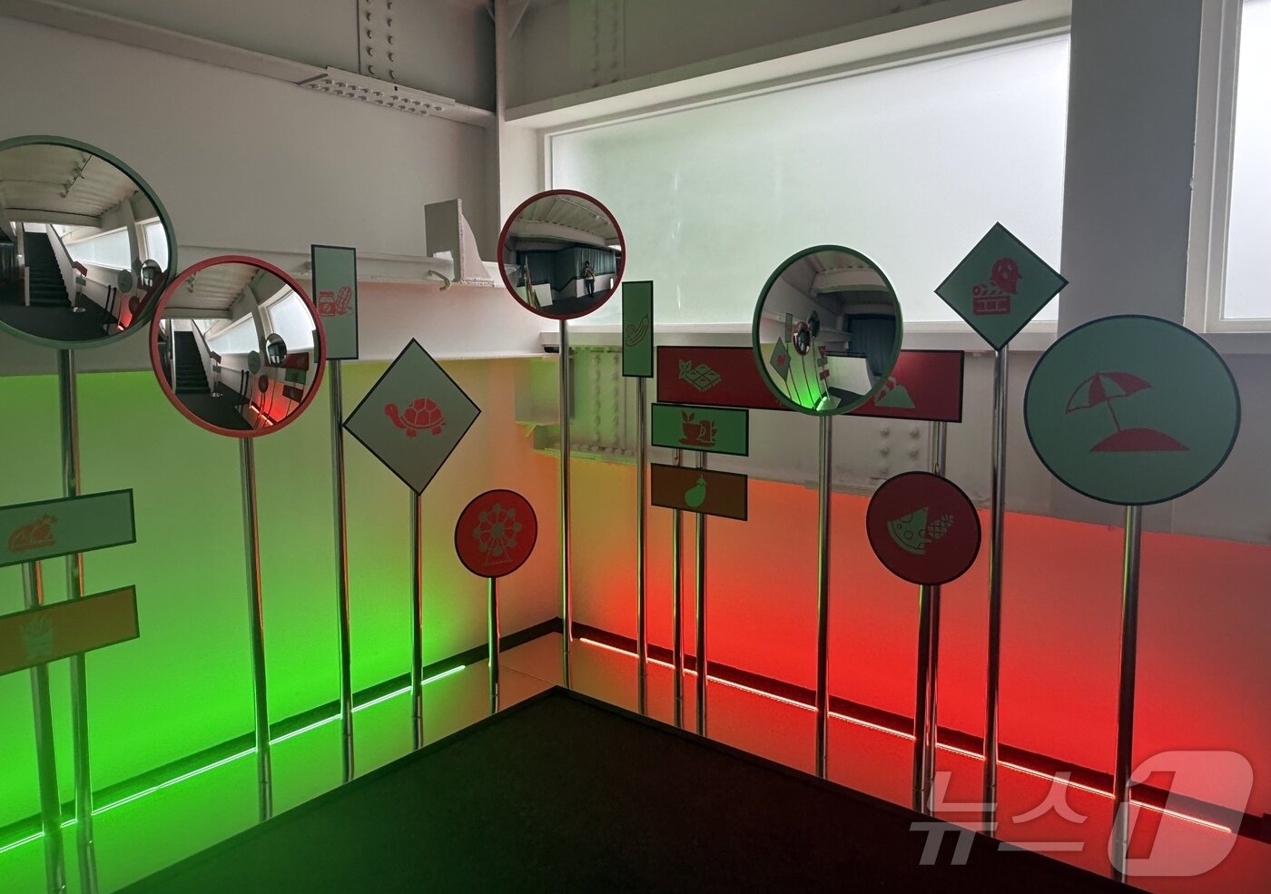 본문 이미지 -  멤버들이 좋아하는 거북이와 감자튀김 문양이 새겨진 볼록 거울ⓒ 뉴스1 윤슬빈 관광전문기자