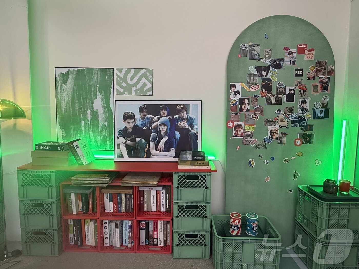 본문 이미지 - 코스티스 멤버들의 사진으로 꾸며진 공간ⓒ 뉴스1 윤슬빈 관광전문기자