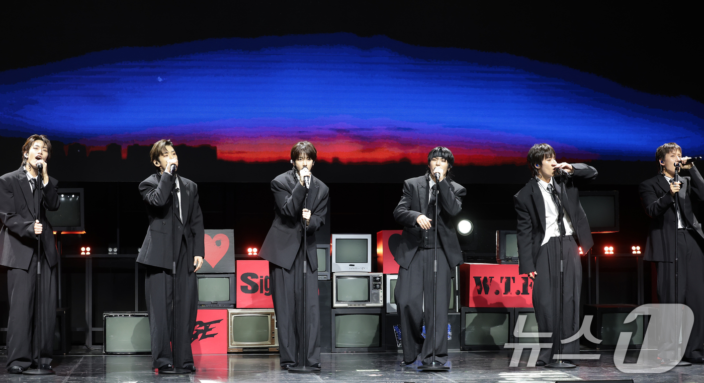 (서울=뉴스1) 권현진 기자 = 그룹 82메이저(82MAJOR)가 28일 서울 서대문구 예스24 원더로크홀에서 가진 미니 5집 'FEELM'(필름) 발매 쇼케이스에서 수록곡을선보이 …