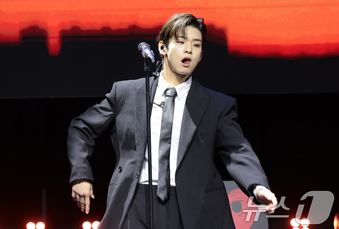 (서울=뉴스1) 권현진 기자 = 그룹 82메이저(82MAJOR)의 김도균이 28일 서울 서대문구 예스24 원더로크홀에서 가진 미니 5집 'FEELM'(필름) 발매 쇼케이스에서 타이 …