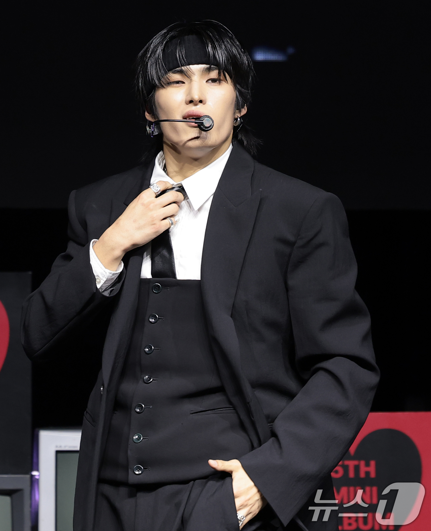 (서울=뉴스1) 권현진 기자 = 그룹 82메이저(82MAJOR)의 윤예찬이 28일 서울 서대문구 예스24 원더로크홀에서 가진 미니 5집 'FEELM'(필름) 발매 쇼케이스에서 타이 …