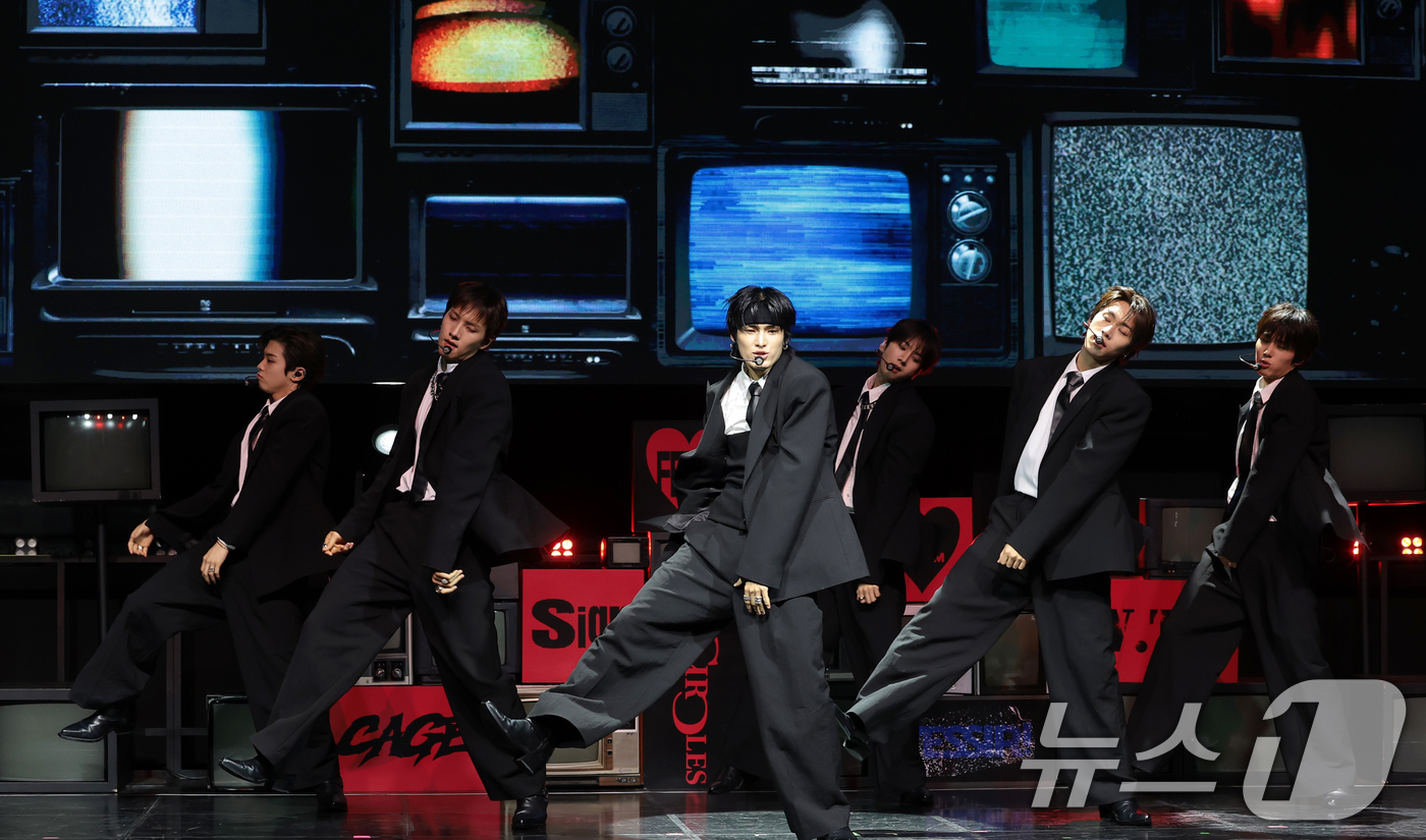 (서울=뉴스1) 권현진 기자 = 그룹 82메이저(82MAJOR)가 28일 서울 서대문구 예스24 원더로크홀에서 가진 미니 5집 'FEELM'(필름) 발매 쇼케이스에서 수록곡을 선보 …