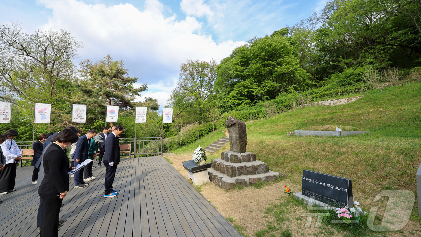 (서울=뉴스1) = 권오을 국가보훈부 장관이 서울 망우역사문화공원 독립유공자 묘소 현장방문을 위해 28일 오후 서울시 중랑구 망우리 공원묘역에 위치한 유관순 열사 분묘 합장 표지비 …