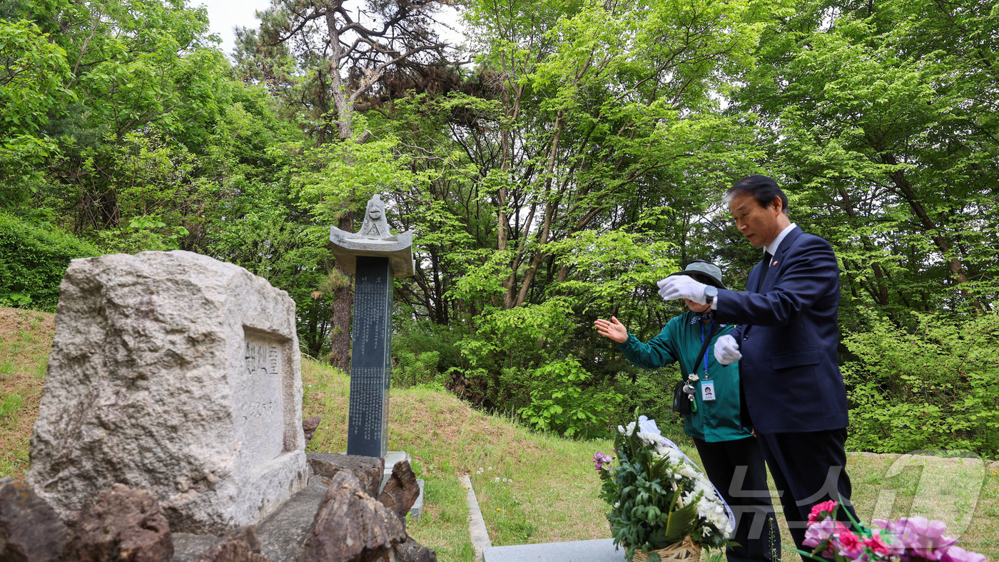(서울=뉴스1) = 권오을 국가보훈부 장관이 서울 망우역사문화공원 독립유공자 묘소 현장방문을 위해 28일 오후 서울시 중랑구 망우리 공원묘역에 위치한 방정환 지사 묘소를 들려 헌화 …