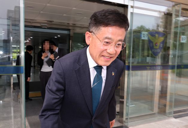 '시술비 대납 의혹' 정성주 김제시장 소환…"조사 성실히 임해"(종합)