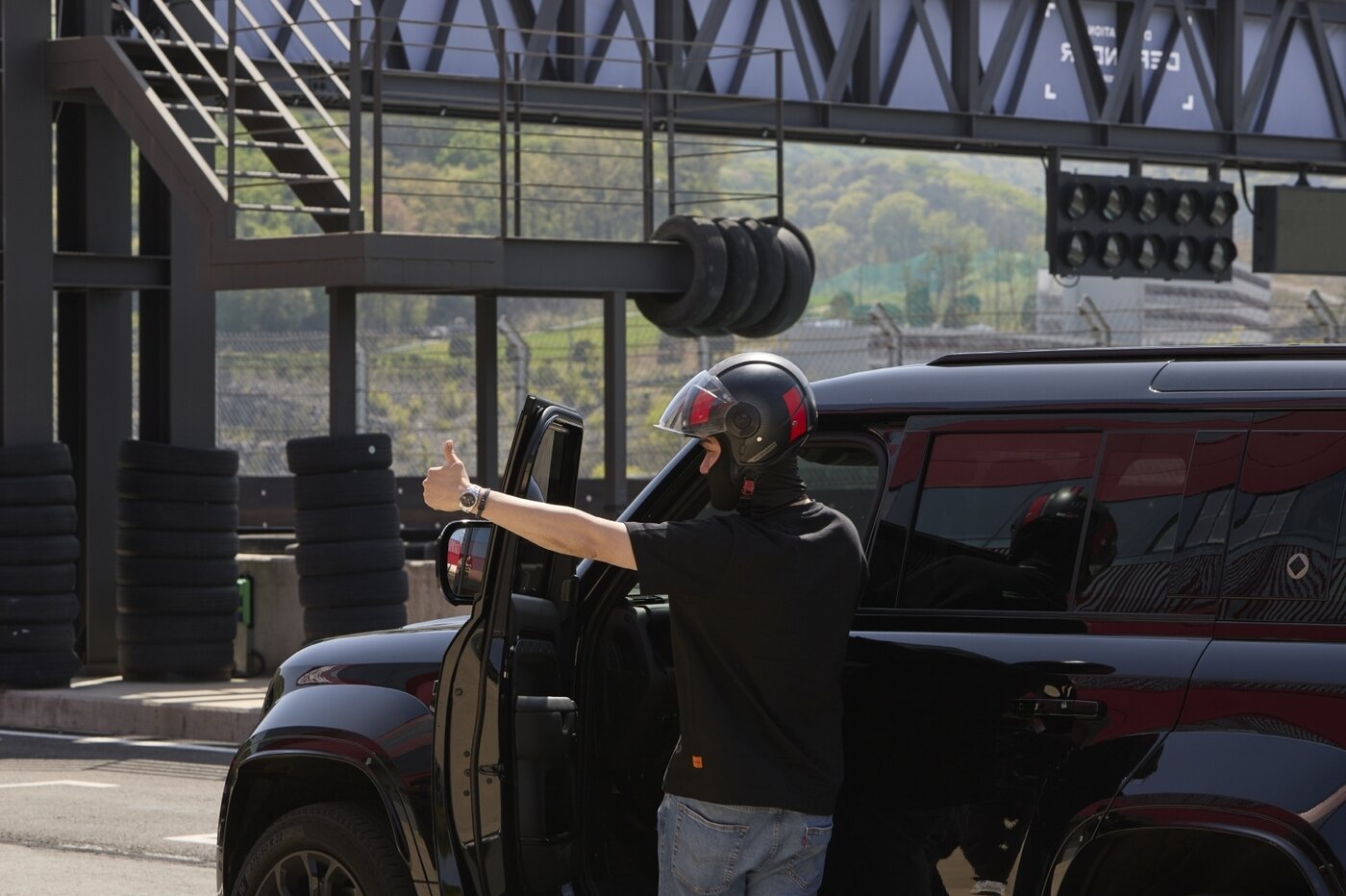 본문 이미지 - JLR 코리아가 17일 충북 진천에서 개최한 '2026 데스티네이션 디펜더' 행사에서 국내 최초로 공개된 랜드로버 중형 SUV '디펜더 OCTA 블랙' 모델을 고객들이 서킷에서 체험하고 있는 모습(JLR 코리아 제공). 2026.4.17.
