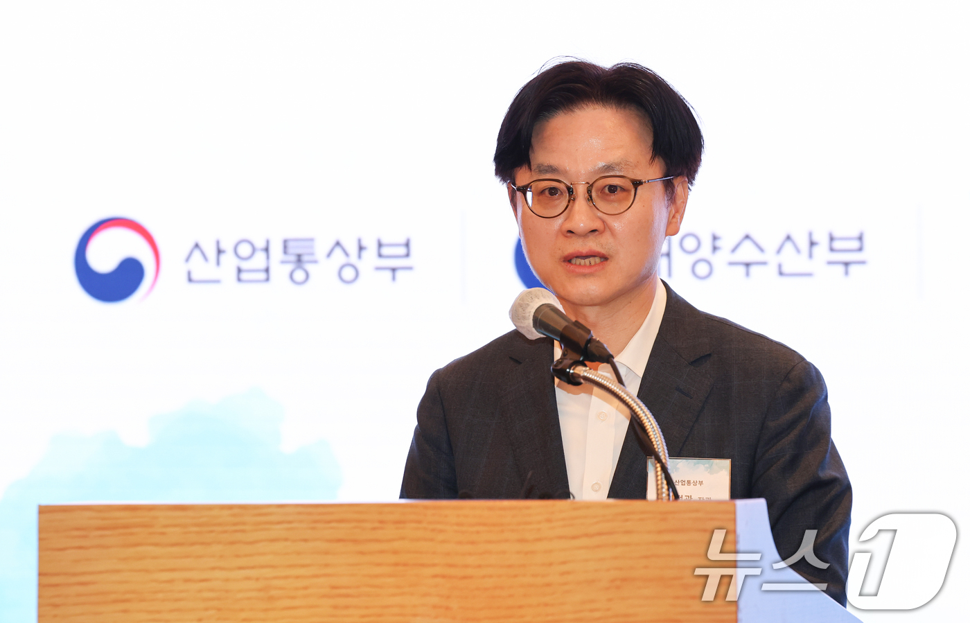 (서울=뉴스1) 최지환 기자 = 김정관 산업통상부 장관이 28일 오후 서울 중구 롯데호텔에서 열린 조선·해운 상생발전 전략협의회 출범식에서 축사를 하고 있다. 2026.4.28/뉴 …