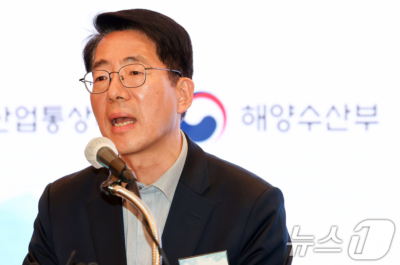 (서울=뉴스1) 최지환 기자 = 황종우 해양수산부 장관이 28일 오후 서울 중구 롯데호텔에서 열린 조선·해운 상생발전 전략협의회 출범식에서 축사를 하고 있다. 2026.4.28/뉴 …