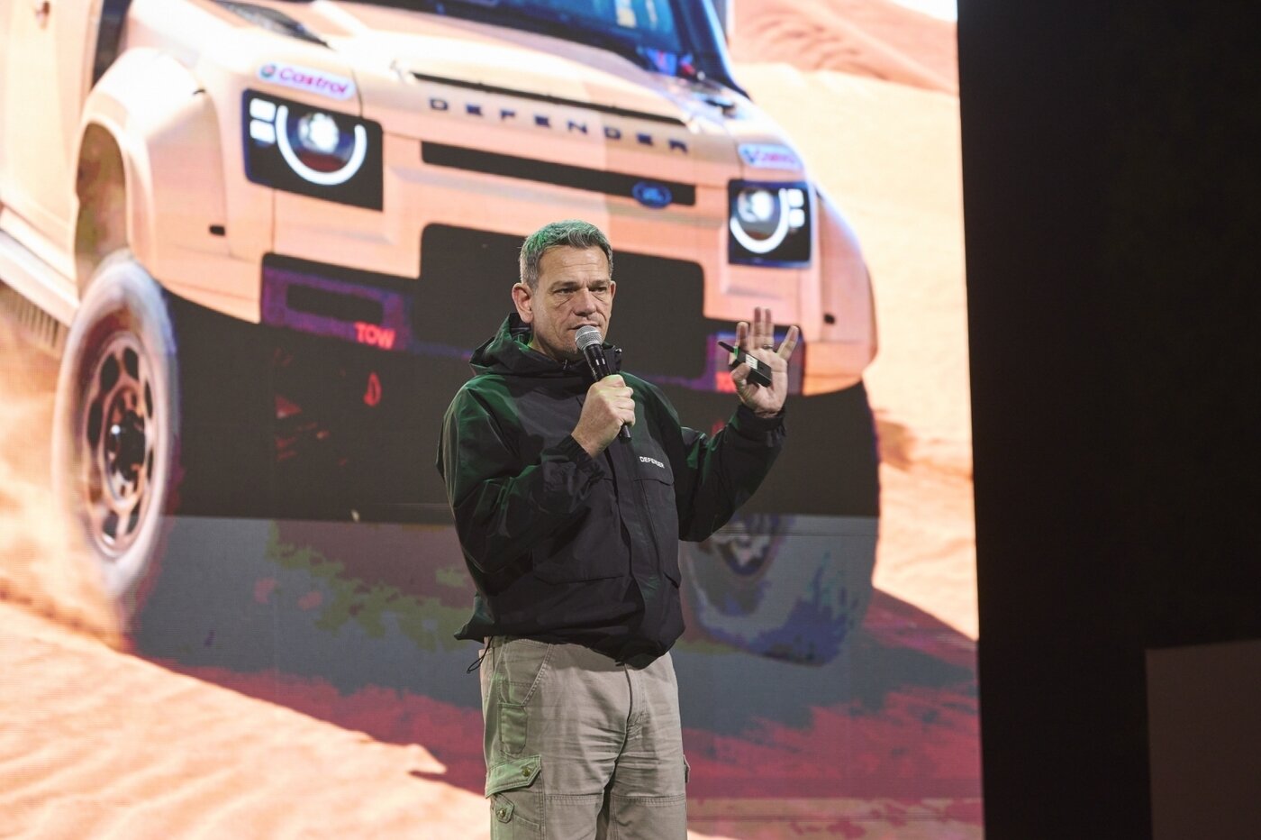 본문 이미지 - 로빈 콜건 JLR 코리아 대표가 17일 충북 진천에서 열린 '2026 데스티네이션 디펜더' 행사에서 '디펜더 OCTA 블랙'을 소개하고 있는 모습(JL 코리아 제공). 2026.4.17.