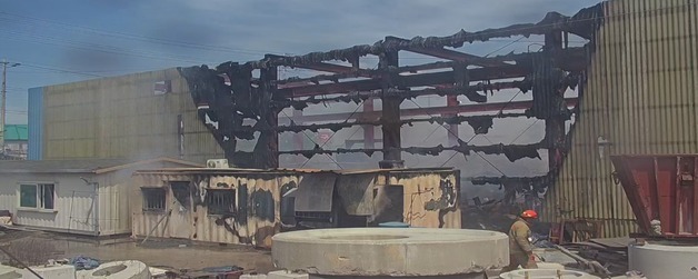 김제 한 시멘트 공장서 불…컨테이너 한 동 전소