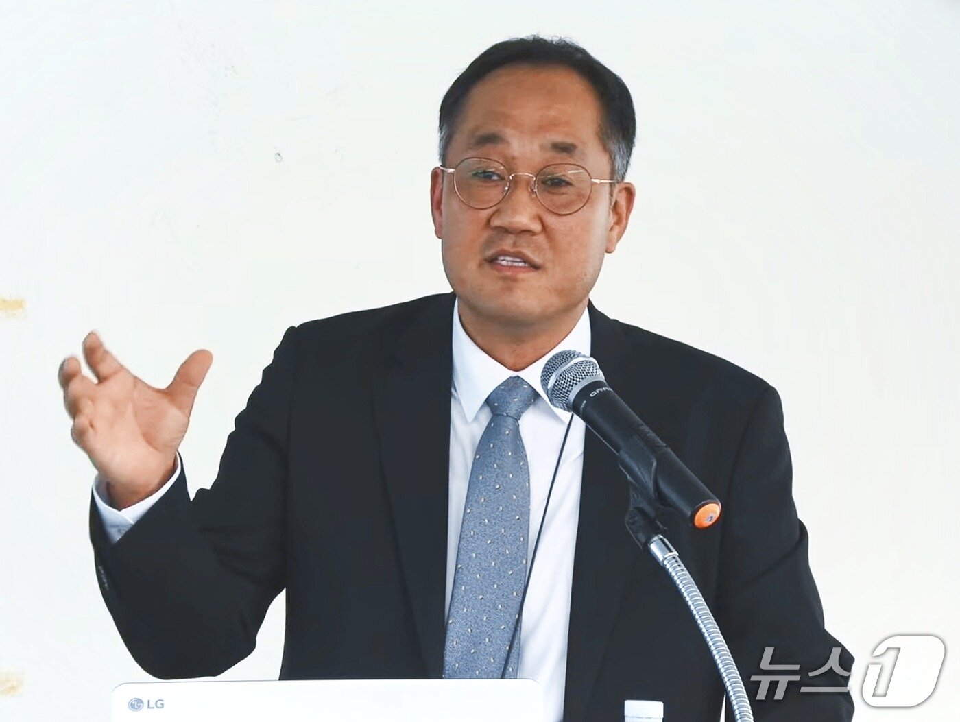 본문 이미지 - 김상백 국립기상과학원 지구대기감시연구과장이 28일 제주 서귀포 서호동 국립기상과학원에서 열린 브리핑에서 온실가스 농도에 대해 설명하고 있다. ⓒ 뉴스1