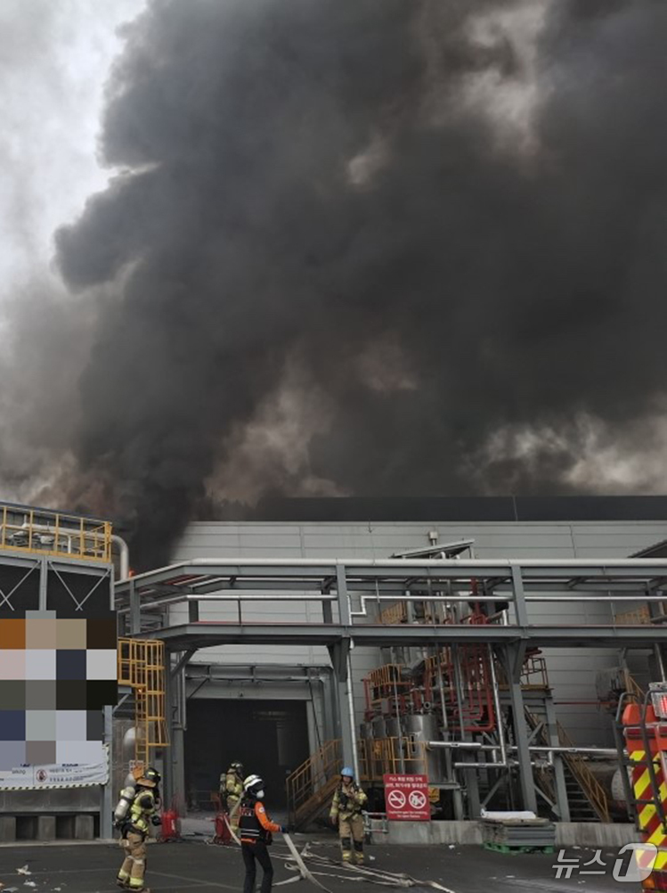 (경주=뉴스1) 최창호 기자 = 28일 오후 5시 5분쯤 경북 경주시 건천읍 용명리 산업단지 내 공장에서 원인을 알 수 없는 불이 나 소방당국이 진화 작업을 벌이고 있다.소방당국은 …