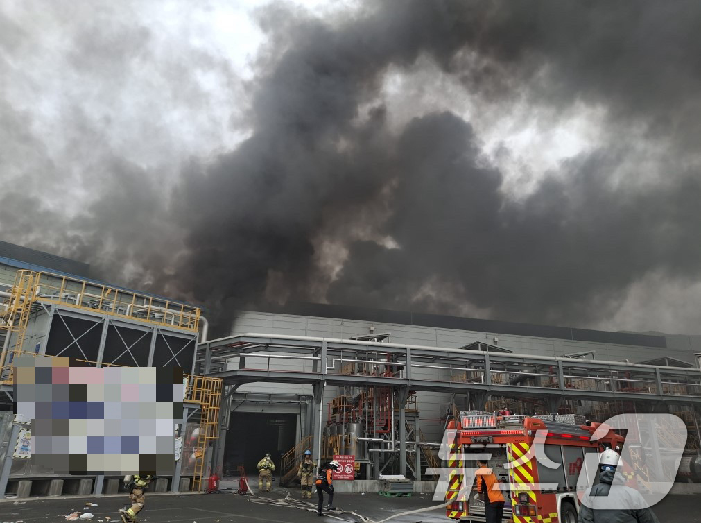 (경주=뉴스1) 최창호 기자 = 28일 오후 5시 5분쯤 경북 경주시 건천읍 용명리 산업단지 내 공장에서 원인을 알 수 없는 불이 나 소방당국이 진화 작업을 벌이고 있다.소방당국은 …