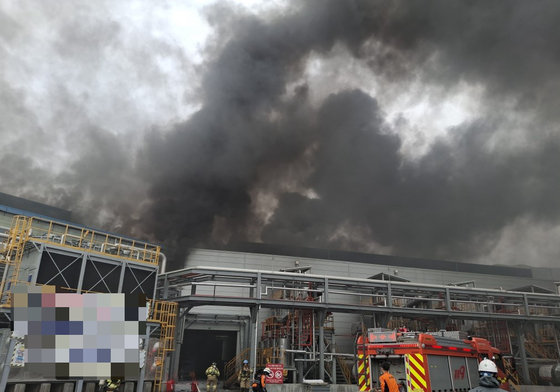 경주 건천산단 폐플라스틱 처리 공장 화재…헬기 투입 진화 중(종합)
