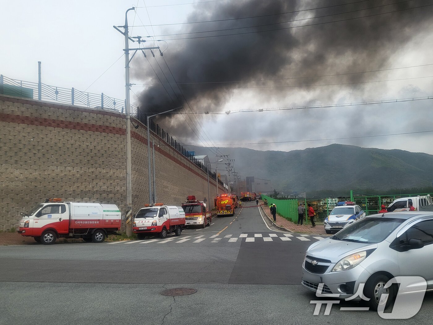 본문 이미지 - 28일 오후 5시 5분쯤 경북 경주시 건천읍 용명리 산업단지 내 공장에서 원인을 알 수 없는 불이 나 소방당국이 진화 작업을 벌이고 있다. (독자제공, 재판매 및 DB금지) 2026.4.28  /뉴스1 