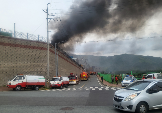 기름 새는 관 용접 중 '불꽃'…경주 산업단지 불 3시간 만에 진화
