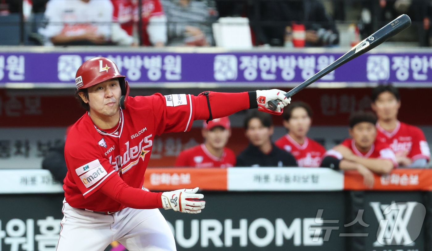 (대전=뉴스1) 김기남 기자 = 28일 대전 한화생명볼파크에서 열린 2026 신한 SOL KBO리그 SSG 랜더스와 한화 이글스의 경기에서 SSG 최정이 타격하고 있다. 2026. …