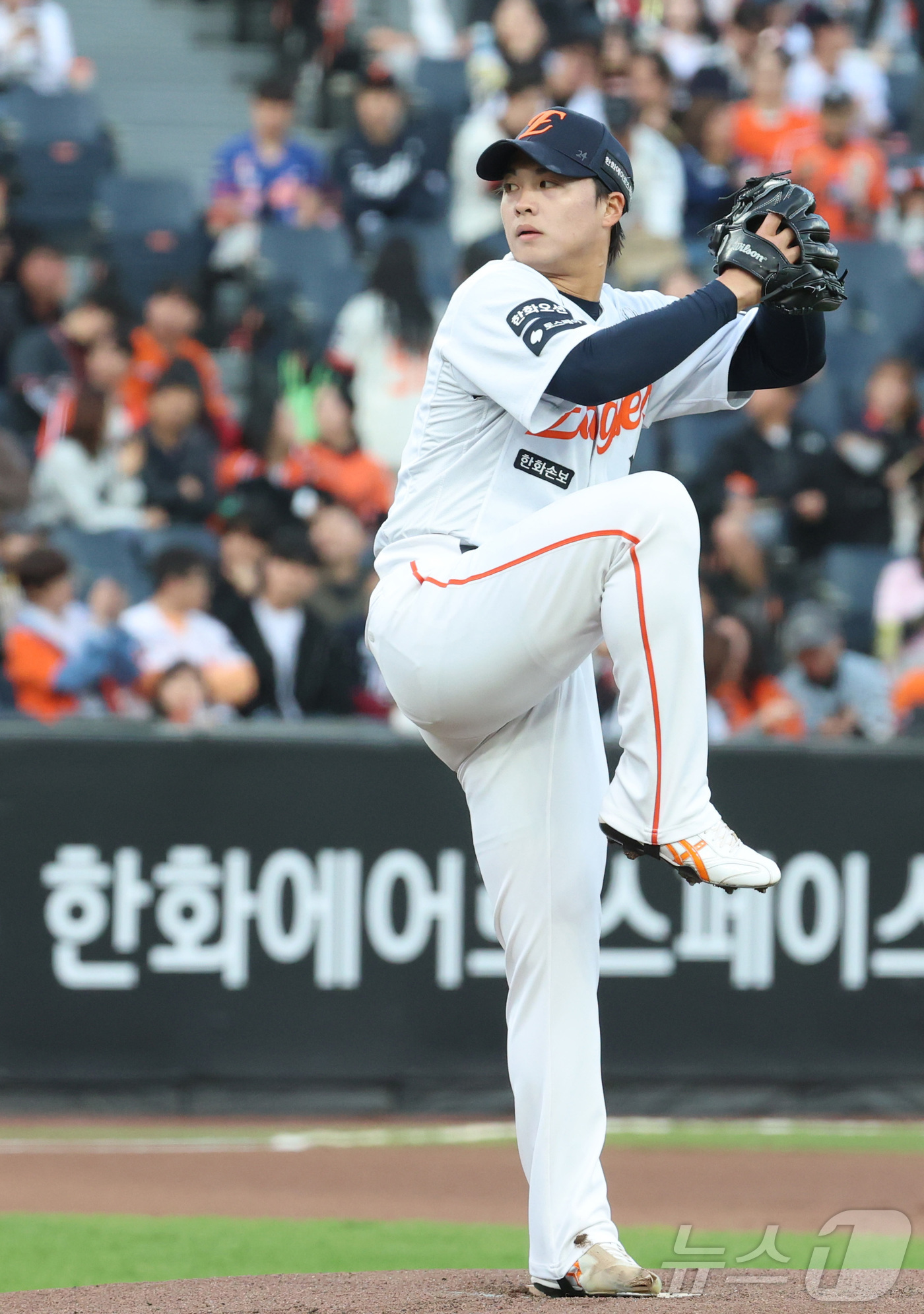 (대전=뉴스1) 김기남 기자 = 28일 대전 한화생명볼파크에서 열린 2026 신한 SOL KBO리그 SSG 랜더스와 한화 이글스의 경기에서 한화 왕옌청이 선발 투구하고 있다. 20 …