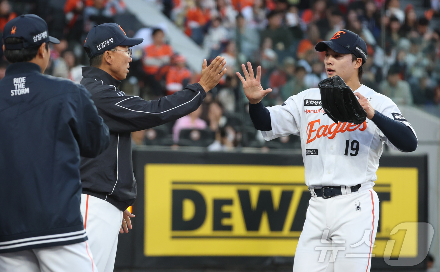 (대전=뉴스1) 김기남 기자 = 28일 대전 한화생명볼파크에서 열린 2026 신한 SOL KBO리그 SSG 랜더스와 한화 이글스의 경기에서 한화 왕옌청이 1회 1실점 하며 더그아웃 …
