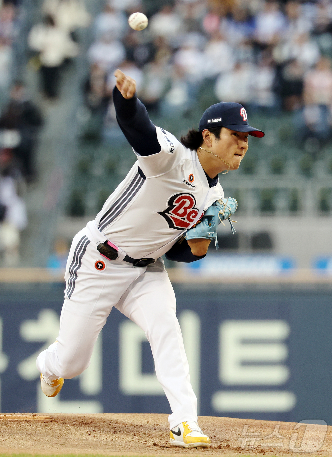 (서울=뉴스1) 김진환 기자 = 28일 서울 송파구 잠실야구장에서 열린 '2026 신한 SOL KBO리그' 삼성 라이온즈와 두산 베어스의 경기, 두산 선발 곽빈이 1회초 등판해 힘 …