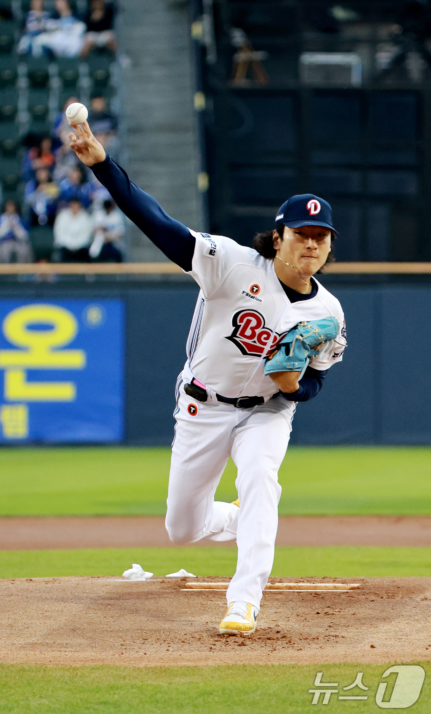 (서울=뉴스1) 이호윤 기자 = 28일 서울 송파구 잠실야구장에서 열린 '2026 신한 SOL KBO리그' 삼성 라이온즈와 두산 베어스의 경기, 두산 선발 곽빈이 1회초 등판해 힘 …