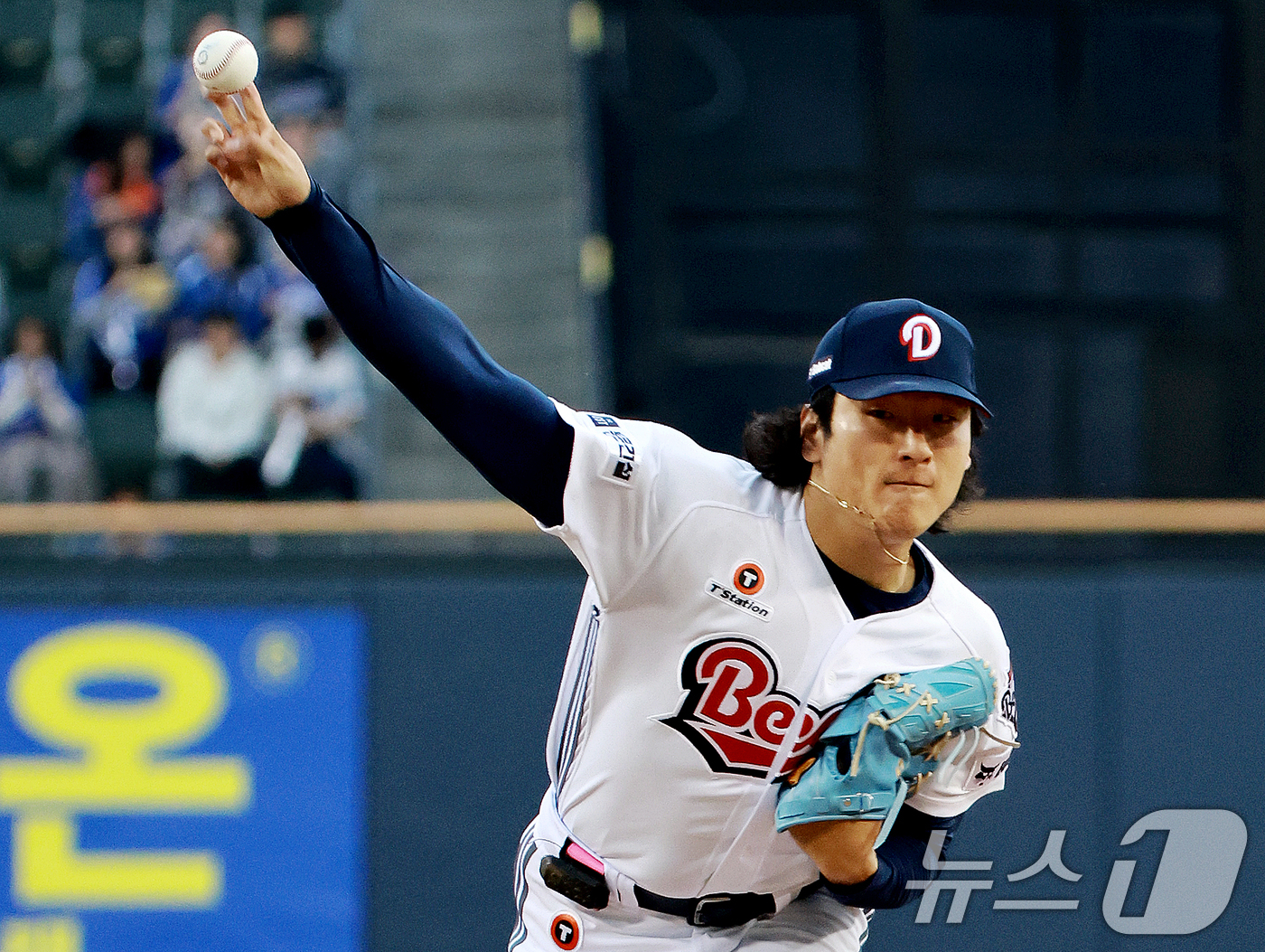 (서울=뉴스1) 이호윤 기자 = 28일 서울 송파구 잠실야구장에서 열린 '2026 신한 SOL KBO리그' 삼성 라이온즈와 두산 베어스의 경기, 두산 선발 곽빈이 1회초 등판해 힘 …