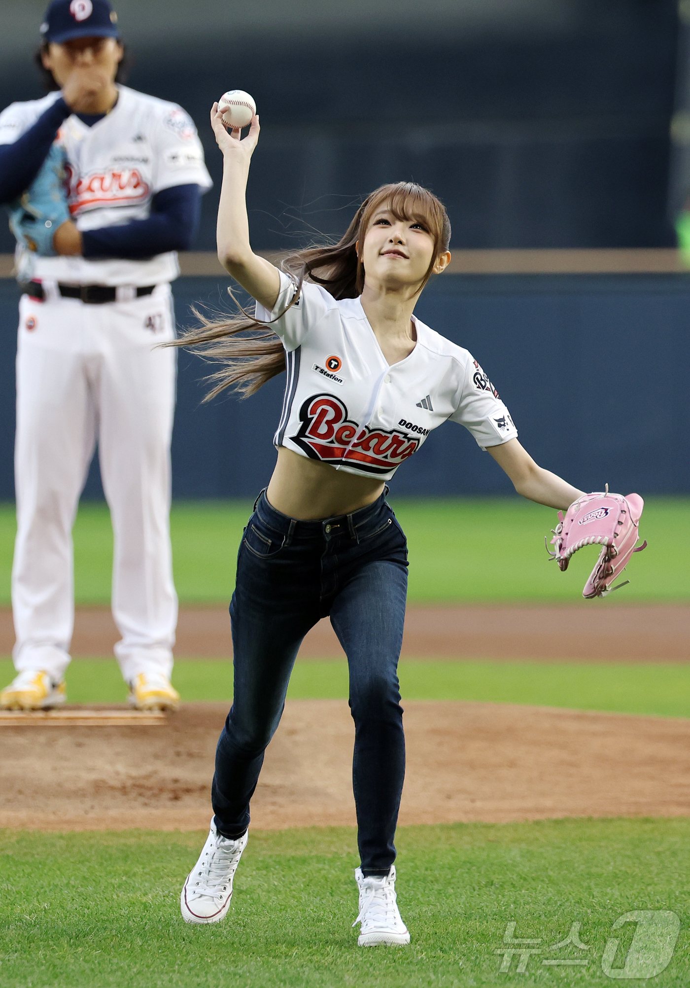 (서울=뉴스1) 김진환 기자 = 28일 서울 송파구 잠실야구장에서 열린 '2026 신한 SOL KBO리그' 삼성 라이온즈와 두산 베어스의 경기를 앞두고 가수 최예나가 시구를 던지고 …