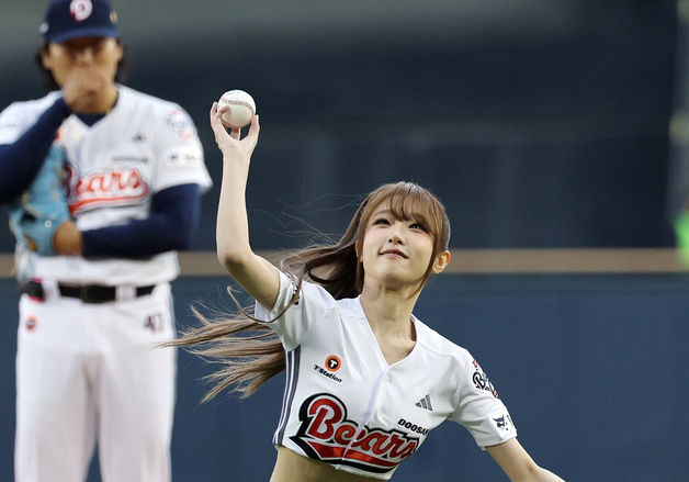 시구 던지는 최예나