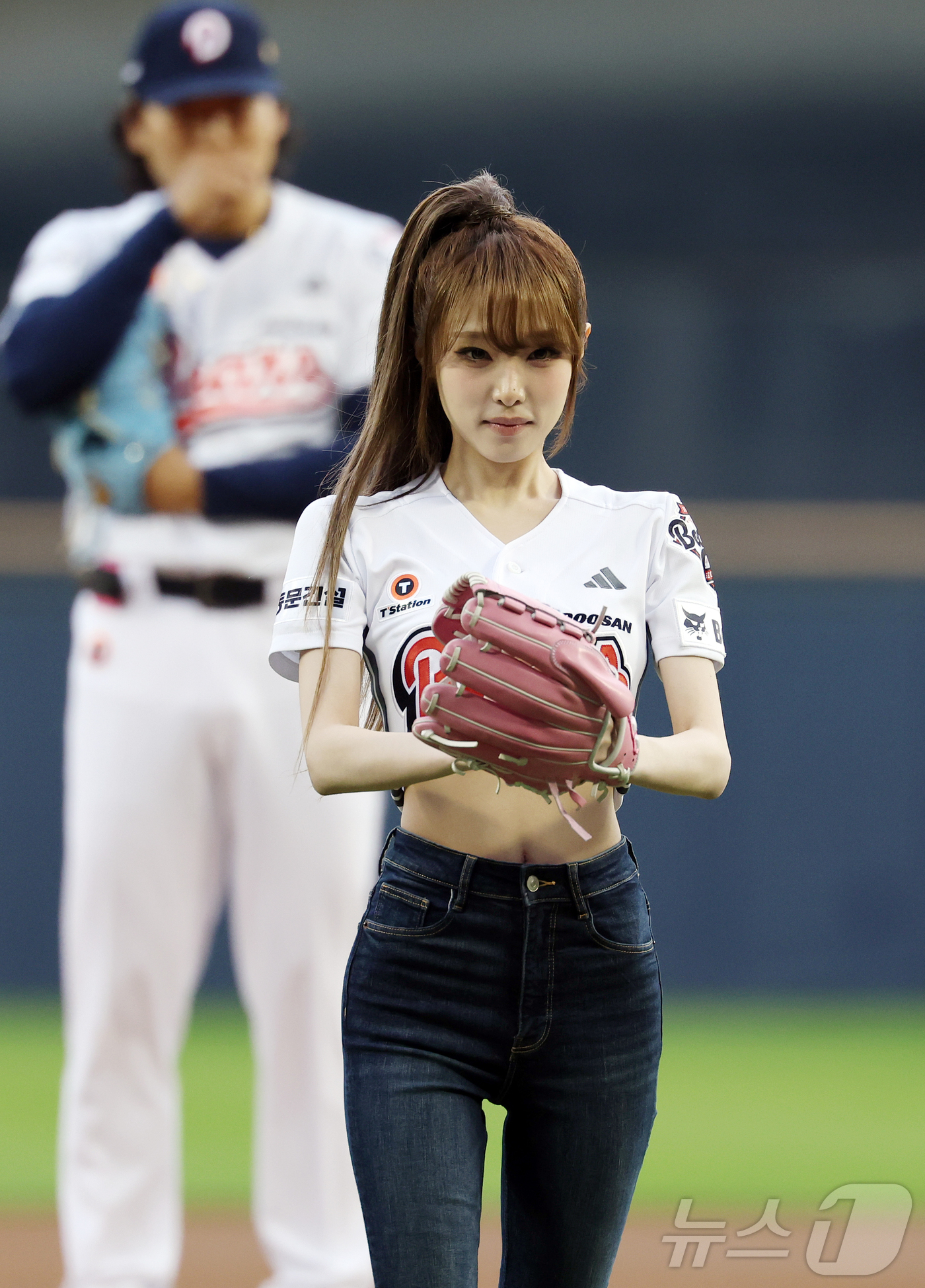 (서울=뉴스1) 김진환 기자 = 28일 서울 송파구 잠실야구장에서 열린 '2026 신한 SOL KBO리그' 삼성 라이온즈와 두산 베어스의 경기를 앞두고 가수 최예나가 시구를 던지기 …