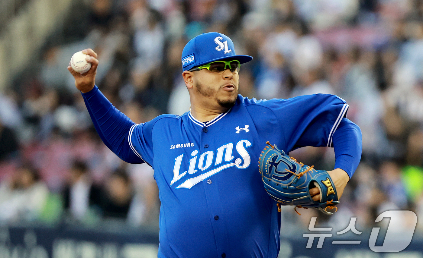 (서울=뉴스1) 이호윤 기자 = 28일 서울 송파구 잠실야구장에서 열린 '2026 신한 SOL KBO리그' 삼성 라이온즈와 두산 베어스의 경기, 삼성 선발 후라도가 1회말 등판해 …